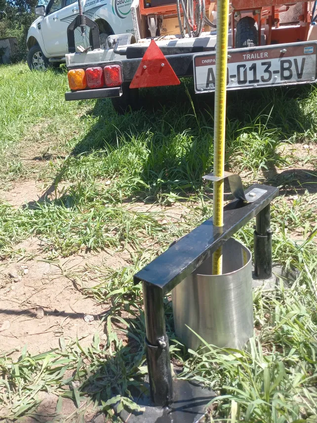 Equipo para ensayo de infiltración instalado sobre el terreno